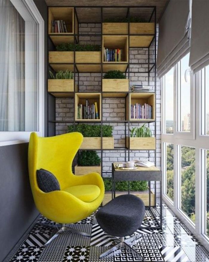balkon ideen für eine moderne gestaltung, grün und gelb neonfarbener sessel, wand