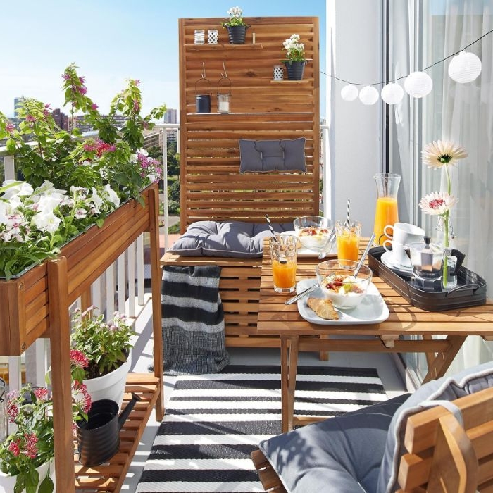 balkon ideen, deko idee terrasse gestalten, tisch, lampe balkon gestaltung idee