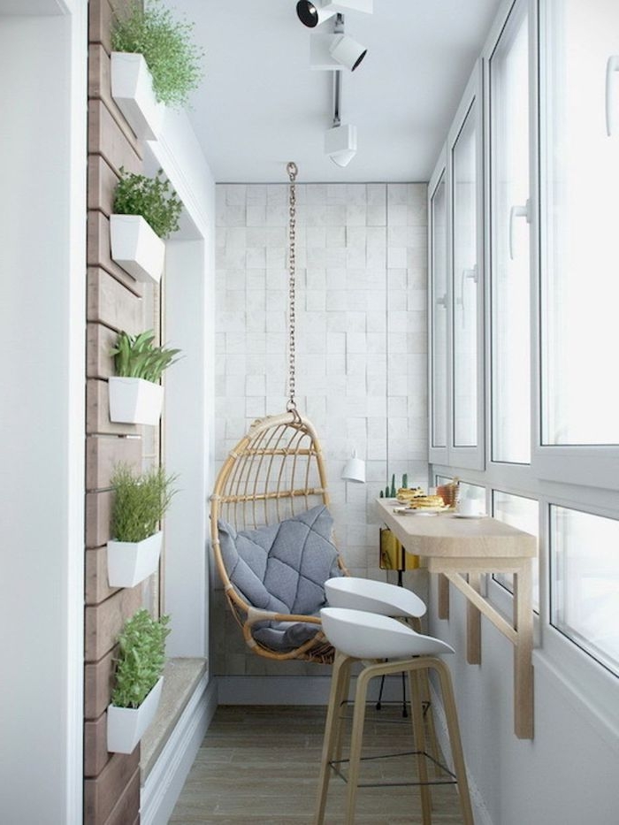 dezente balkon deko ideen, weiß und grau, minimalistisch. geschlossener balkonraum