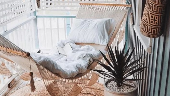 balkon deko zum chillen, einen schönen hammock mit kissen, decke und deko in beige zum entspanen von den augen