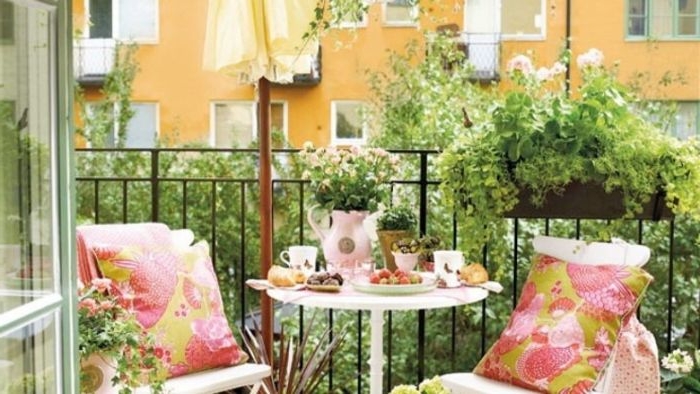 balkon gestalten in shabby chic style mit rosa und grün deko elemente, gut bepflanzt mit weißen möbeln
