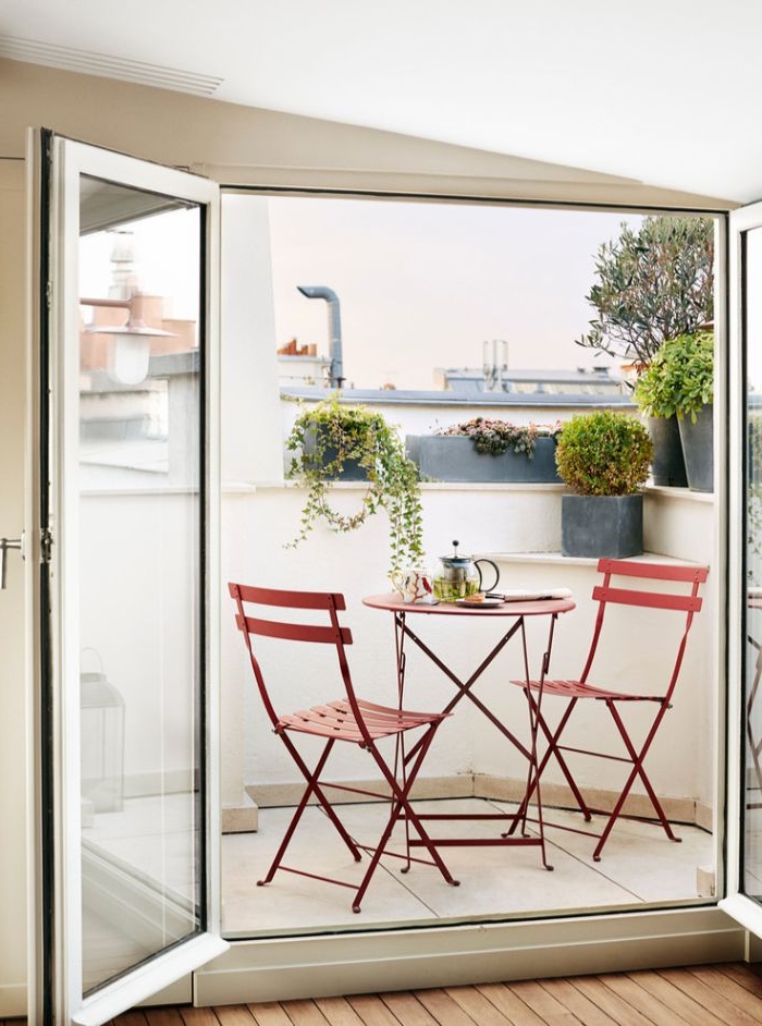balkongestaltung, kleiner balkon in dezenter und stilvoller gestaltung, pflanzen und kleine deko elemente