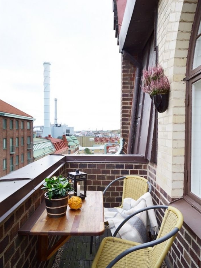 obi garten deko ideen, kleiner balkon mit einem tisch und zwei stühlen zum kaffeetrinken am morgen, ausblick