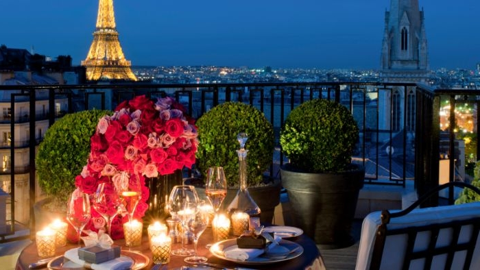 balkon einrichten, paris ausblick über die stadt, eifelturm, romantischer abend mit kerzen und blumen