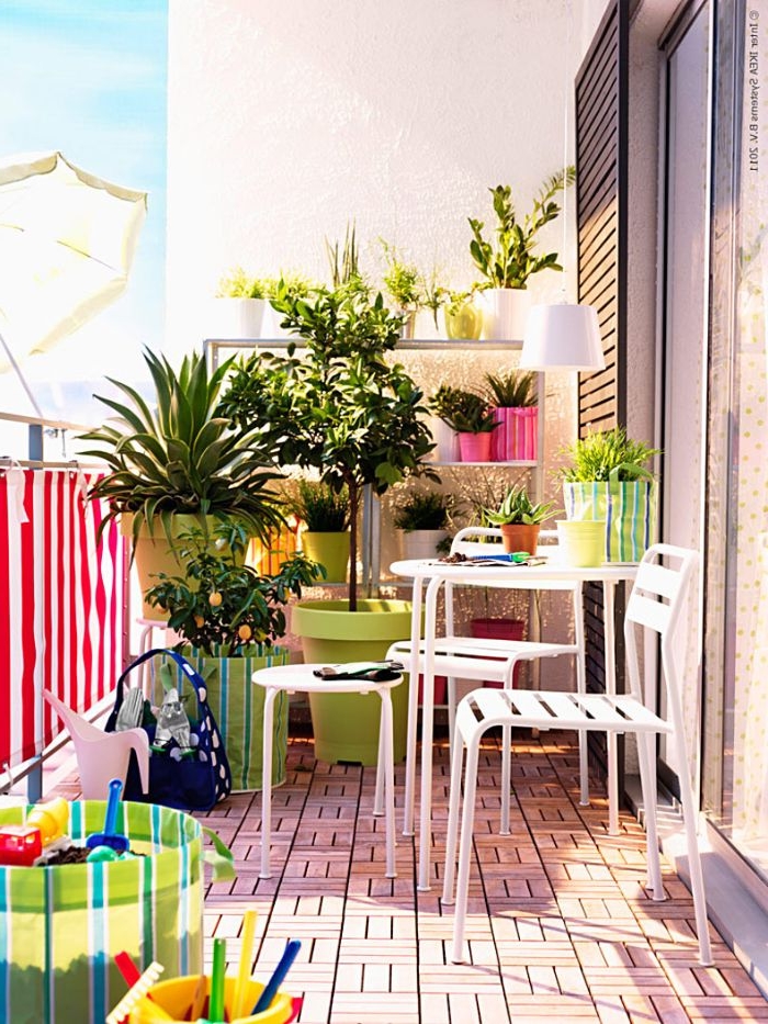 kleiner balkon in bunten farben dekorieren und mit weißer möbel ausstatten, frische laune und nette stimmung auf dem balkon
