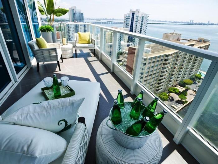 balkonmöbel für kleinen balkon, dekor ideen für grauen balkon, kühltopf für flaschen, sommer laune