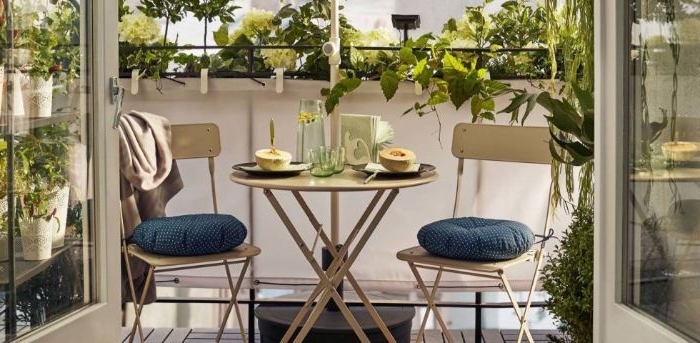 balkon gestalten, zwei stühle mit kissen und einen kaffeetisch, moderne minimalistische deko und möbel