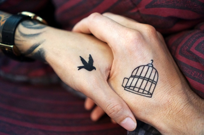 ein Vögel und ein Käfig, eine schlaue Tätowierung, beliebte Tattoos