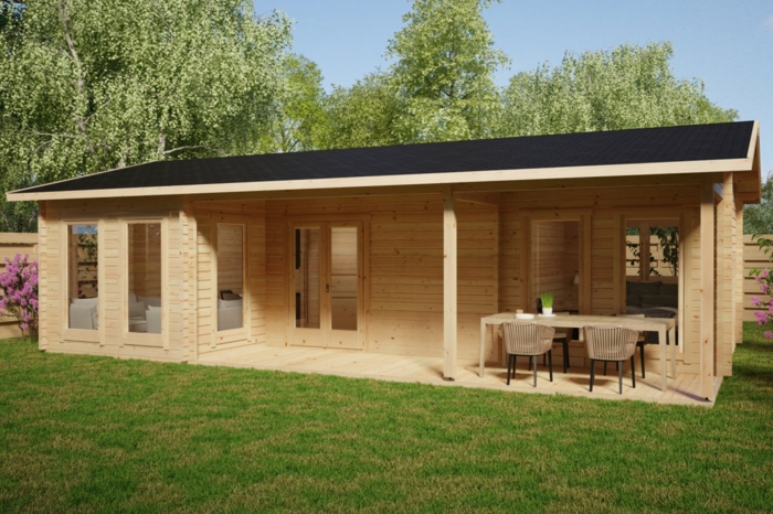 ein gepflegter englischer Rasen, ein niedriges Häuschen aus Holz, Blockhäuser mit Veranda