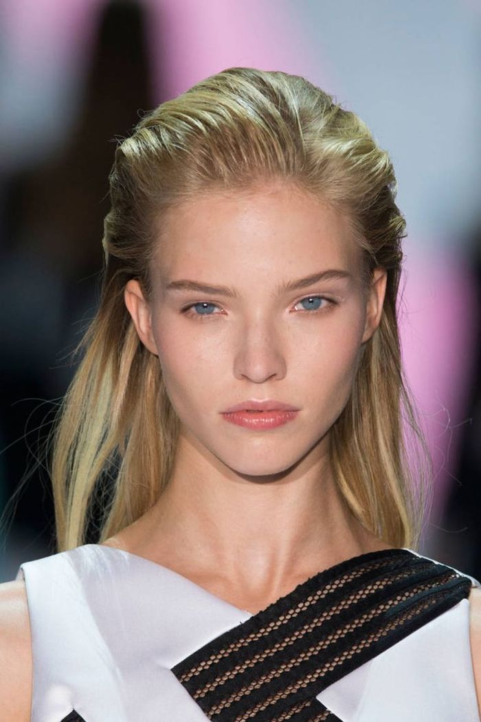haarschnitt 2019, blonde haare, eine model mit blauen augen und rosa lippen