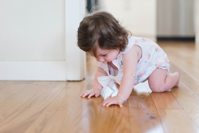 das Kind spielt auf der Boden, der fußwarm ist, Parkett oder Steinboden sind dafür geeignet
