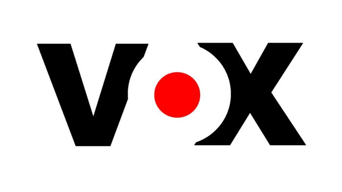 ein Aufschrift VOX, das Logo von dem Fernsehenprogramm, ein roter Kreis und schwarze Buchstaben