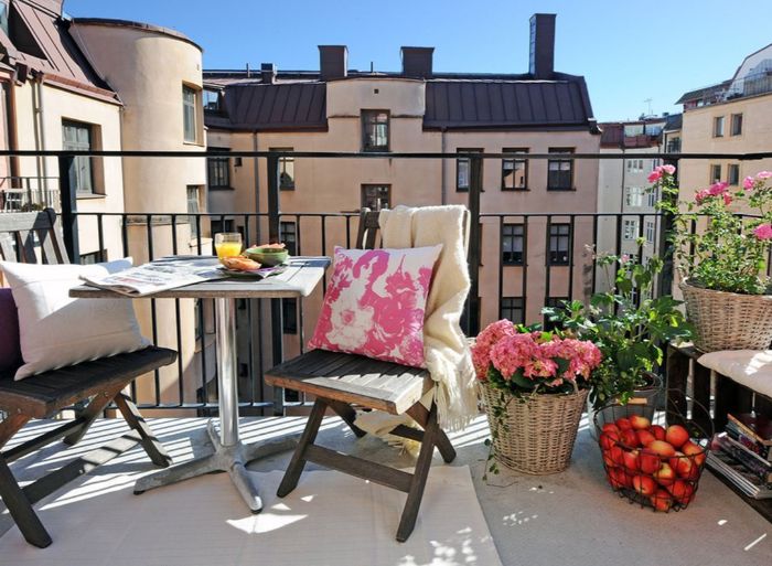 balkonmöbel für kleinen balkon, holzstuhl, rattankorb, äpfel deko ideen, pflanzen