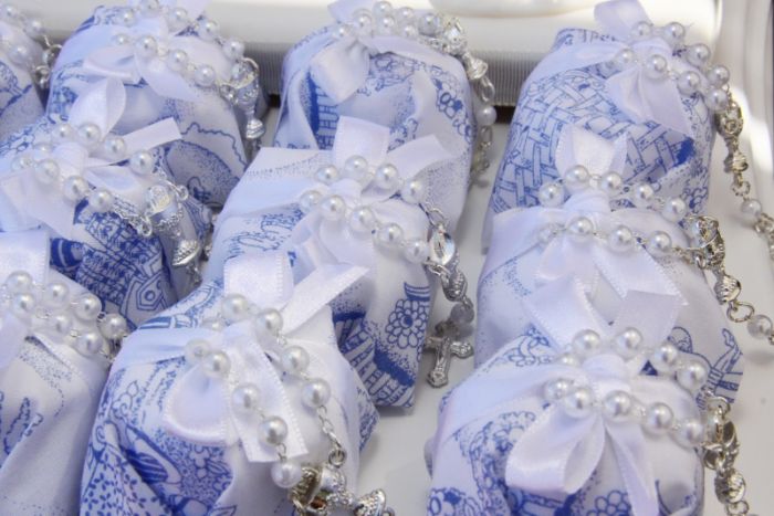 gastgeschenke kommunion, blaue dekorationen und weiße perlen dekorationen und geschenke für die gäste
