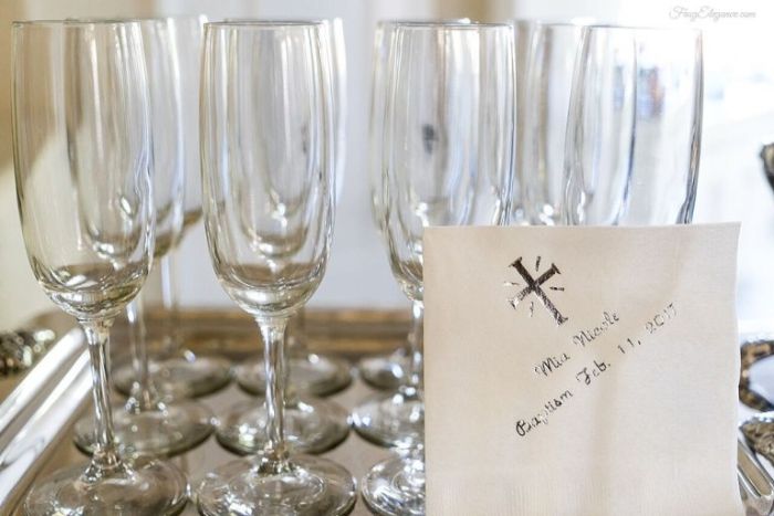 gastgeschenke konfirmation, dekorationen und nützliche elemente an der party, champagner gläser mit botschaft