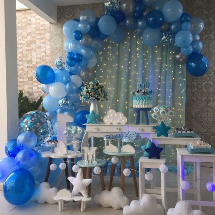 gastgeschenke kommunion, blaue dekorationen und balloons, wolken details elemente