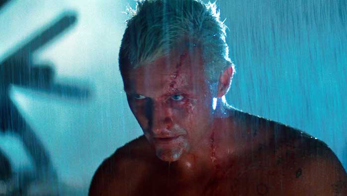 eine szene aus dem film blade runner mit dem schauspieler rutger hauer, ein mann mit blauen augen, blut und weißem haar, regen