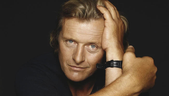 der schauspieler rutger hauer ist tot, ein alter mann mit blondem haar und blauen augen und einer schwarzen armbanduhr