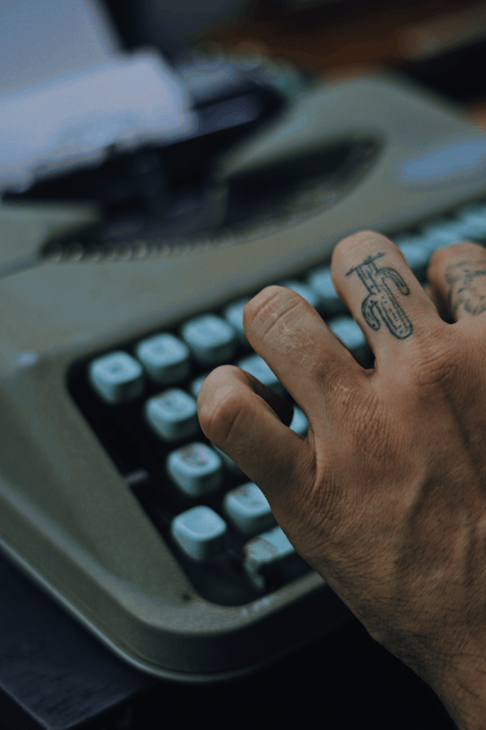 Kaktus Tattoo am Mittelfinger, Ideen für coole kleine Tattoos, Motive für Finger Tattoos 
