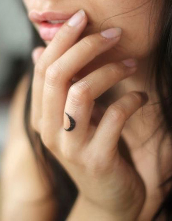 Kleines Halbmond Tattoo am Ringfinger, Ideen für schöne Hand Tattoos, Tattoos für Frauen 