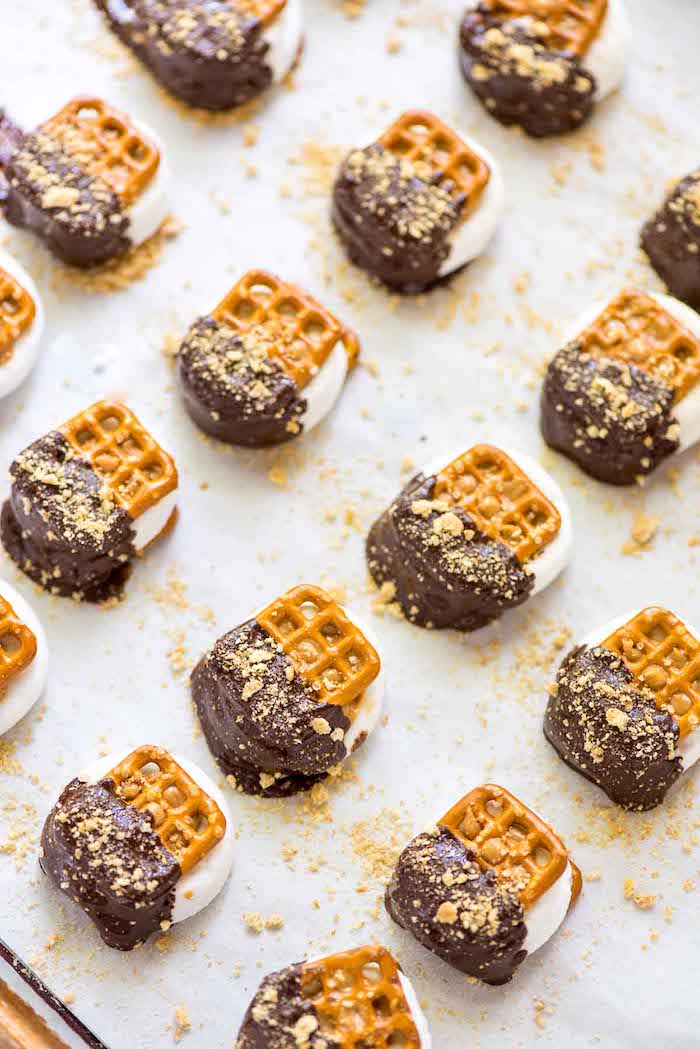 Mini Brezeln mit Marshmallows, Schokolade und Nüssen, kleine leckere Snacks für Kinderparty 