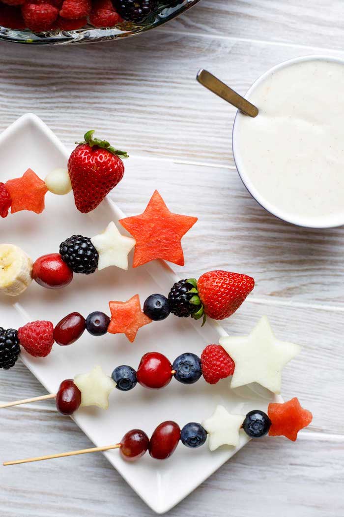 Obst Spieße selber machen, coole Idee für Sommerparty, Beeren Kirschen und Sternchen aus Wassermelone