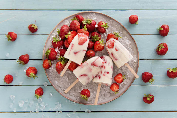 Eis mit frischen Erdbeeren selber machen, Fingerfood für Sоmmerparty, schnelle Sommer Rezepte 