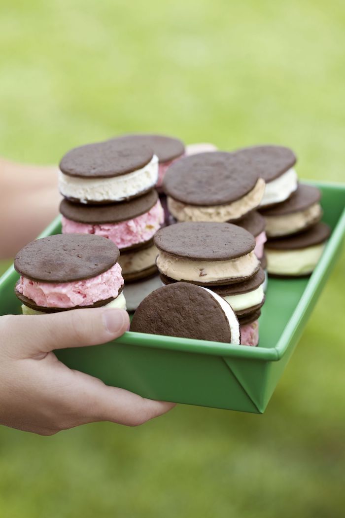 Fingerfood Idee für Sommerparty, Sandwiches aus Kakao Keksen mit Eis, leckeres Party Essen für Kinder 