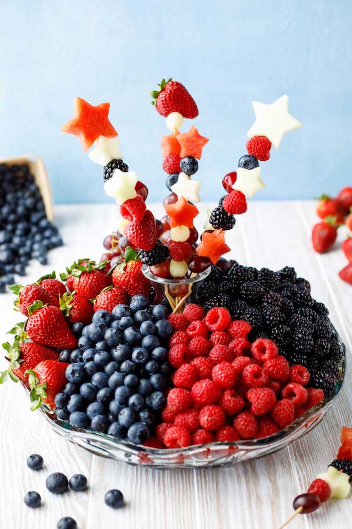 Party Spieße für Kindergeburtstag, mit Beeren und Sternen aus Wassermelone, gesunde Snacks für Kinder 