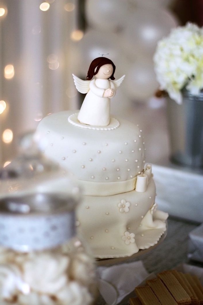 gastgeschenke konfirmation, eine schöne torte mit weißem fondant und engel figur als deko