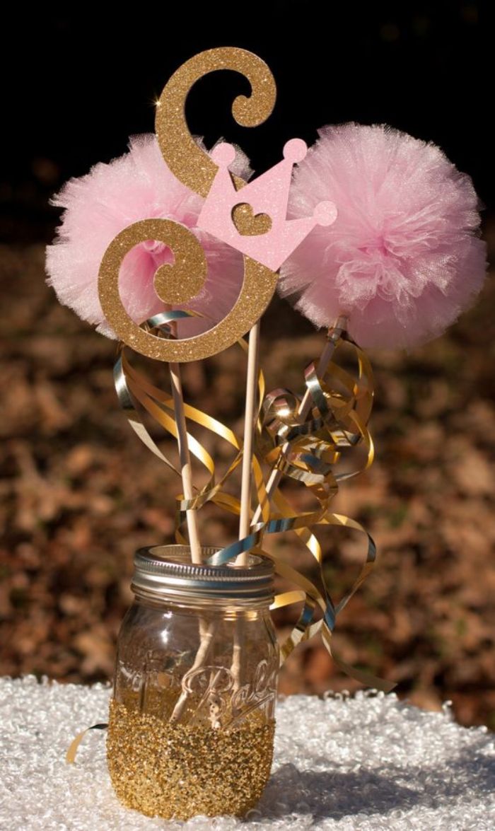 taufe deko ideen für ein mädchen taufparty, akzent auf details, rosa pompoms kleine krone rosa und gold deko