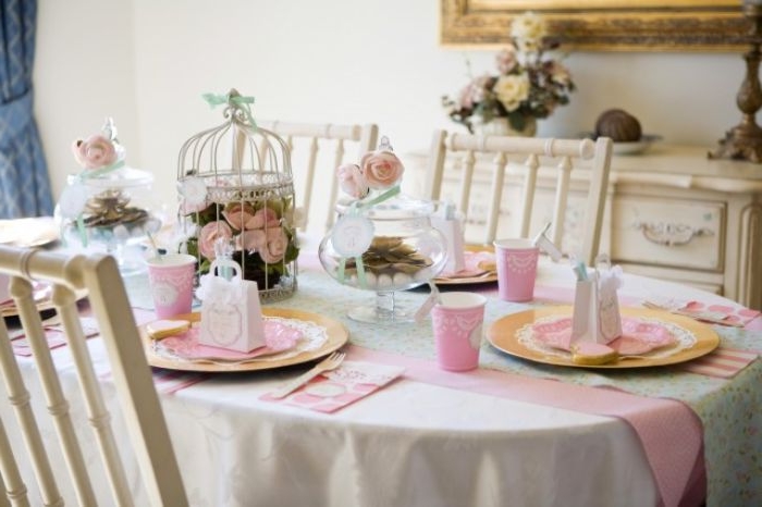 taufe deko ideen für den tisch, tischdeko ideen babyparty, weiß und rosa dekor