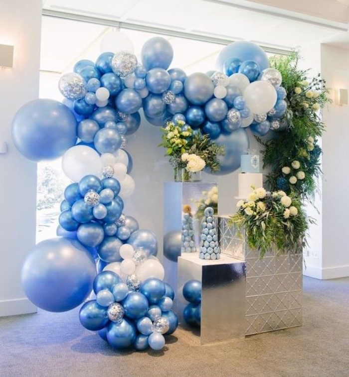gastgeschenke konfirmation, viele balloons in weiß und blau für die taufparty von einem jungen