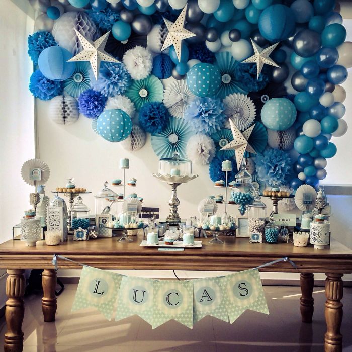 servietten taufe, blau und weiße serviettendekorationen, wolken und sterne motive auf der party vom baby, lucas