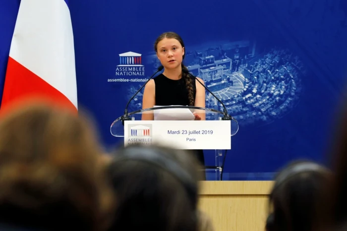 Greta Thunberg hielt eine Rede mit schwarzem Kleid an, die französische Fahne