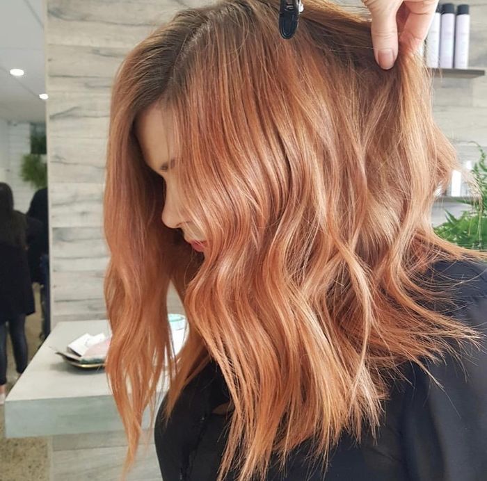 haartrends 2019, ronze haarfarbe beim frisör färben lassen, wellen in den haaren, haarmode