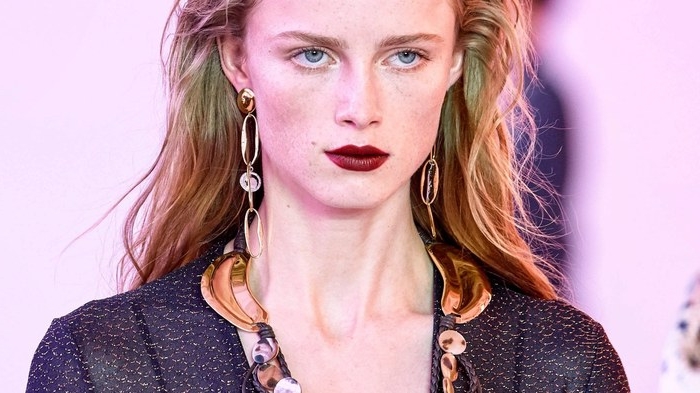 haarfarben 2020, mode podium foto von einem model auf der bühne, lange haare, natürliche farbe, dunkelroter lippenstift