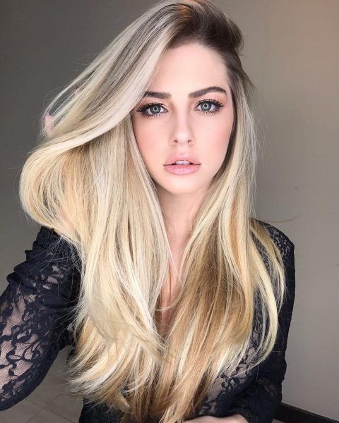 haarschnitt 2019, langes glattes haar von einer model, perfekte blonde haarfarbe und dunkle ansätze