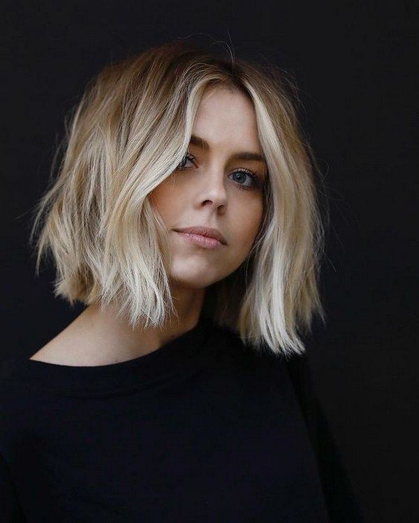 frisur trend 2019, schulterlange haare mit wellen, blonde haarfarbe, schwarze bluse