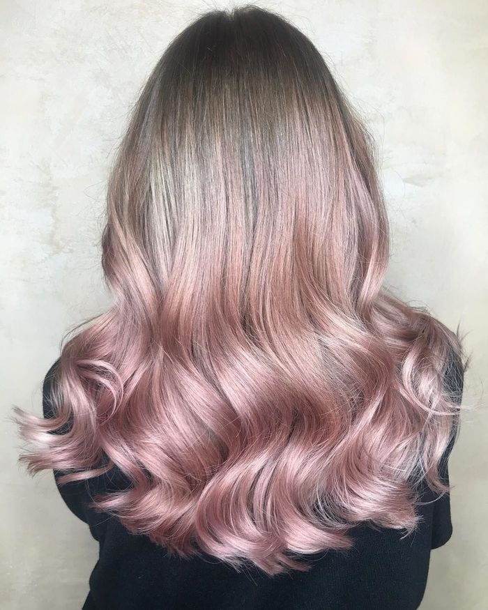 haar trend 2019, buntes haar, rosa haare, dunkle ansätze, rosa haare, locken in den haaren