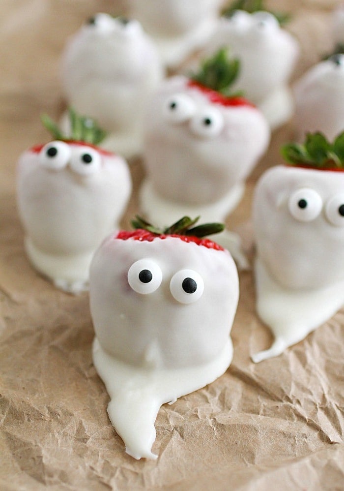 Frische Erdbeeren mit weißer Schokolade und Zuckeraugen, Idee für schnelle Halloween Snacks 