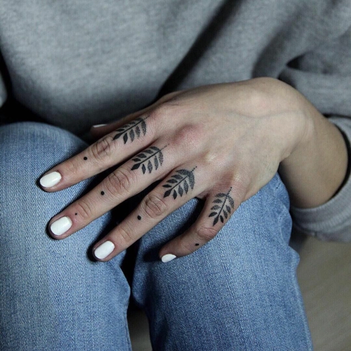 Blätter Tattoos an allen Fingern, kleine Punkte, Ideen für Hand Tattoos für Frauen, weißer Nagellack 