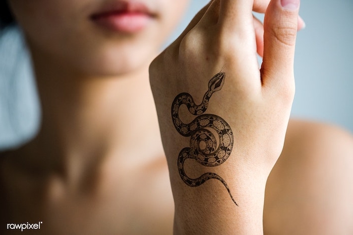Schlange Tattoo an der Hand, coole Motive für Hand Tattoos, Tattoos für Frauen 