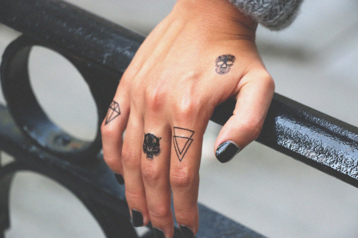 Kleine Motive für Finger Tattoos, Diamant am kleinen Finger, Tiger am Mittelfinger, Dreiecke am Zeigefinger, Totenkopf Tattoo an der Hand 