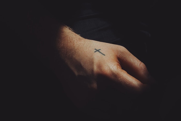 Kreuz Tattoo an der Hand, kleine Tattoo Motive, Tattoos für Männer, Tattoo mit Bedeutung 