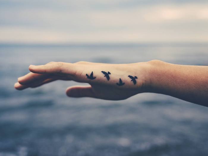 Vögel Tattoo an der Hand, vier kleine Vögel, Symbol der Freiheit, Motive für Hand Tattoos 