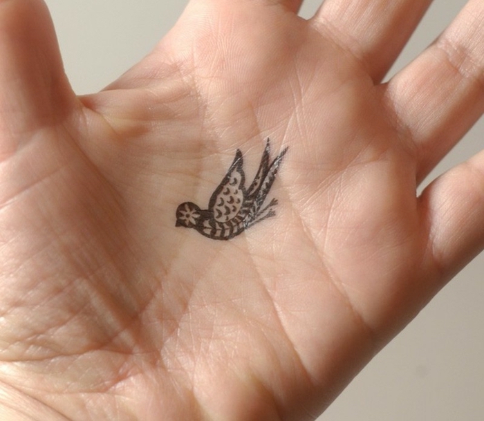 Winziges Vogel Tattoo an der Hand, kleine Tattoo Motive für Frauen, Ideen für Hand Tattoos 