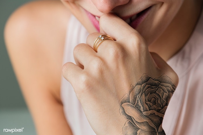 Blumen Tattoos für Frauen, Tattoo Rose an der Hand, goldener Ring mit drei Perlen