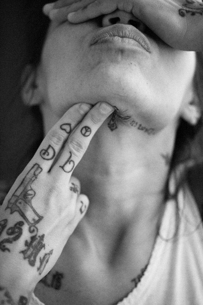Pistole Tattoo an der Hand, kleine Finger Tattoos Herz und Friedenszeichen, Tattoos für Frauen 
