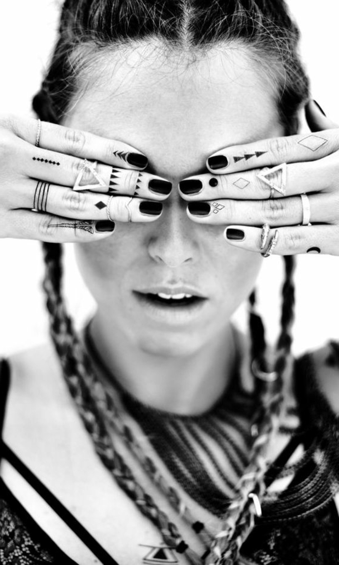 Finger Tattoos Ideen, kleine geometrische Formen an allen Fingern, schwarzer Nagellack, geflochtene Haare 
